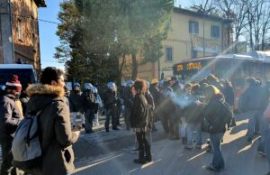 Doppio sgombero per le occupazioni di famiglie e studenti senza casa Sgombero