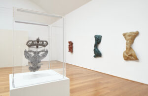 Un dialogo inedito tra sculpitrici irriverenti: Lynda Benglis e Properzia de’ Rossi – la mostra al MAMbo