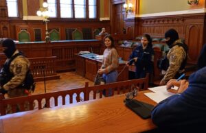 Ilaria Salis al guinzaglio: in Ungheria sono “normali” le condizioni degradanti Ilaria Salis