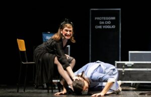 In scena “Le serve” di Veronica Cruciani che introiettano il capitalismo e non sanno ribellarsi Le serve