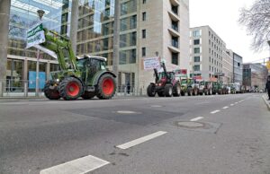 Protesta dei trattori: il tema dei salari di agricoltori e consumatori Protesta dei trattori