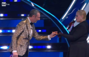 Quella matita gialla sul palco di Sanremo