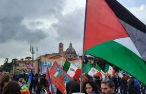 In un assordante silenzio i manifestanti a Roma sfilano per la pace e contro il massacro del popolo palestinese Roma la pace popolo palestinese