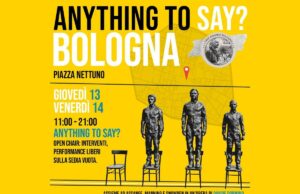 Le statue per liberare Assange approdano in piazza Nettuno Assange