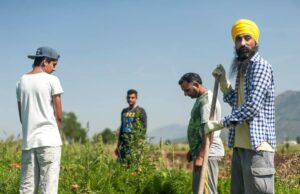 Dopo la morte di Satnam Singh la comunità indiana in piazza contro lo sfruttamento Sfruttamento