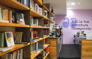 Lasciati guidare dai colori da Baak: libreria bistrot nel centro storico di Bologna Baak