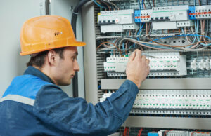 Lavori elettrici in azienda: le figure di PES, PAV e PEI PES PAV PEI