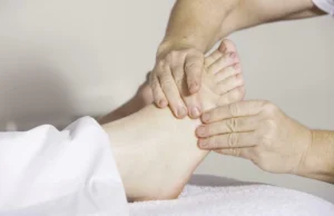 Il benessere comincia dal basso: prendersi cura dei piedi permette di vivere meglio. Podologo Bologna