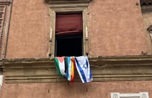 La bandiera della discordia: favorevoli e contrari al vessillo di Israele su Palazzo D’Accursio Bandiera