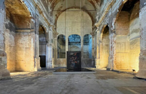 La strage degli innocenti, oggi: l’installazione di Per Barclay negli spazi restaurati della chiesa di San Barbaziano Per Barclay, La Strage degli Innocenti - Guido Reni, 2025, vista dell’opera dall’abside alla controfacciata. Courtesy Ministero della Cultura - Musei Nazionali di Bologna