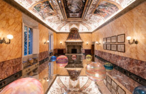 “Alfredo Pirri. Ritratto di palazzo”, per riflettere un edificio storico Alfredo Pirri, Passi, 2025, vetro, metacrilato verniciato, luce; dimensioni ambientali (site specific); Marcela Fereira