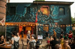 Vag61 lambito e fermato dall’incendio: un crowdfunding per sostenere il centro sociale Vag61