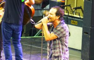 25 anni fa la tragedia di Roskilde: al concerto dei Pearl Jam morirono nove ragazzi Pearl Jam