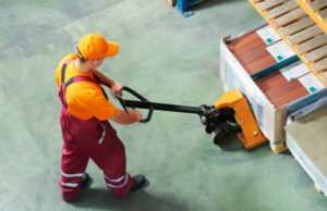Industria 4.0 e movimentazione manuale: il ruolo dei transpallet personalizzati transpallet