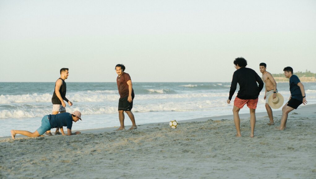 giocare a pallone in spiaggia