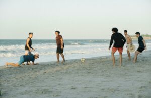 Il piacere della condivisione: 5 giochi da riscoprire in vacanza giocare a pallone in spiaggia