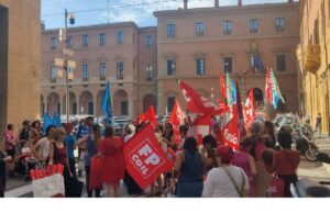 Lo sciopero dei servizi educativi di Bologna nel primo giorno di scuola: «Il Comune non ascolta»