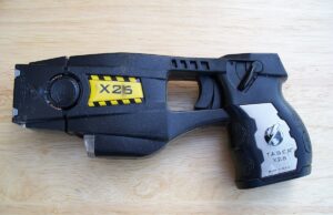 Cinque morti in quattro mesi per l’uso del taser in Italia Taser