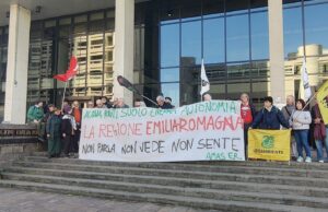 «La Regione è un muro di gomma», la protesta dei movimenti ambientalisti e sociali sulle leggi popolari bloccate protesta ambeinte