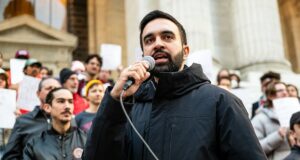 Lotta al carovita e tasse ai ricchi, così il socialista Mamdani conta di conquistare New York Mamdani