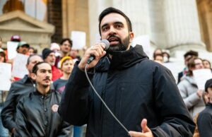 Lotta al carovita e tasse ai ricchi, così il socialista Mamdani conta di conquistare New York Mamdani