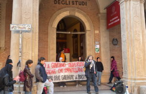 In Emilia-Romagna mille studenti senza borsa di studio perché mancano i fondi: la protesta Borse di studio