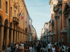 Bologna e il tempo libero: come si diverte una città tra cultura, socialità e intrattenimento digitale