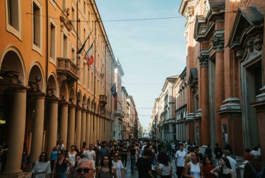 Bologna e il tempo libero: come si diverte una città tra cultura, socialità e intrattenimento digitale