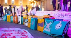 Glovo e Deliveroo, le piattaforme come sistema di sfruttamento che si nutre di crisi Piattaforme