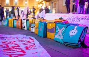 Glovo e Deliveroo, le piattaforme come sistema di sfruttamento che si nutre di crisi Piattaforme