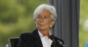 Lagarde a Bologna, la contestazione contro la guerra e la presidente della Bce Lagarde