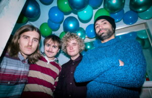 “Piss! Peas! Peace!”, l’esordio dei Lovvbömbing! è a suon di art punk, caos e istinto Lovvbömbing!