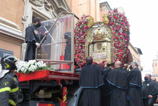 Laicità della scuola, diventa un caso la tappa della Madonna di San Luca in Bolognina Madonna di San Luca