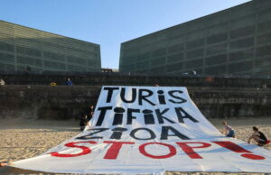 “La rivolta nella città di plastica”, la resistenza alla turistificazione nei Paesi Baschi Turistificazione