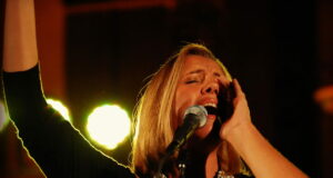 Pratello R’Esiste, la festa della Liberazione tra Ginevra Di Marco e l’antimperialismo Ginevra Di Marco