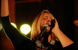 Pratello R’Esiste, la festa della Liberazione tra Ginevra Di Marco e l’antimperialismo Ginevra Di Marco