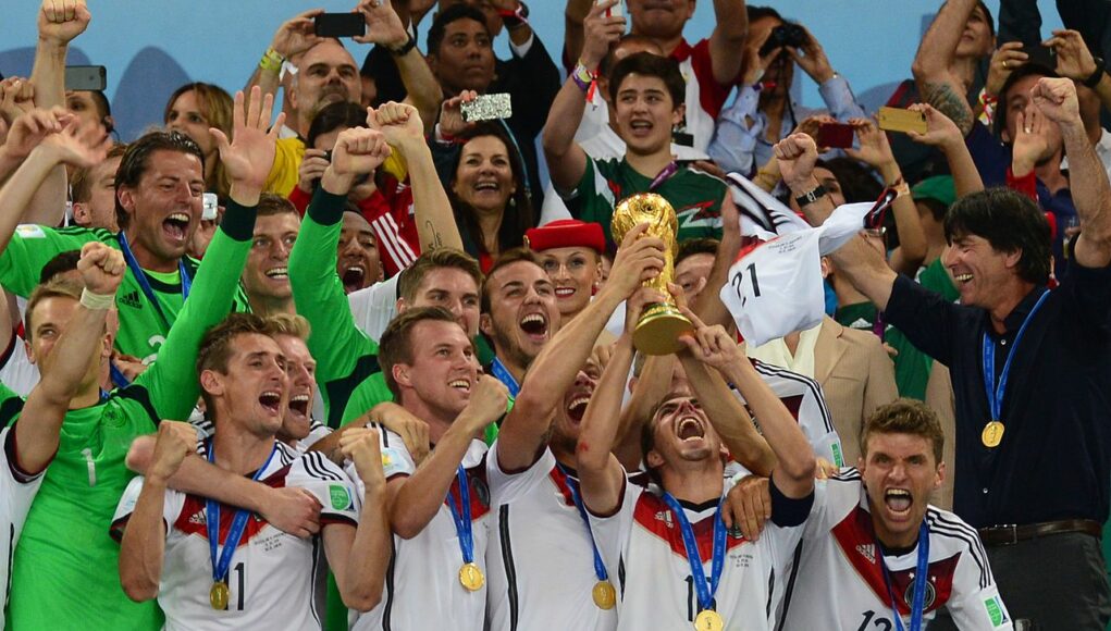 Germany_players_celebrate_winning_the_2014_FIFA_World_Cup mondiai