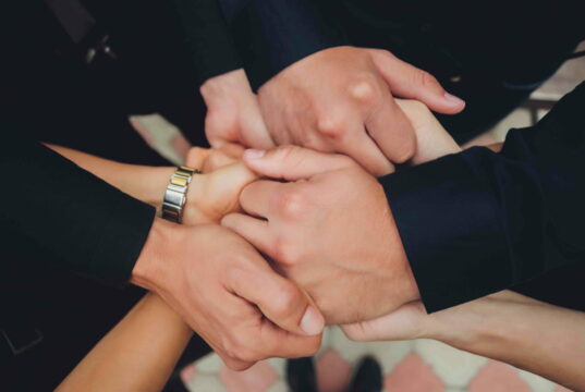 Una mamma e due papà: per la prima volta un tribunale italiano riconosce tre genitori Tre Genitori