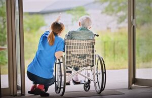Il lavoro (invisibile) di cura: gli OSS nelle RSA