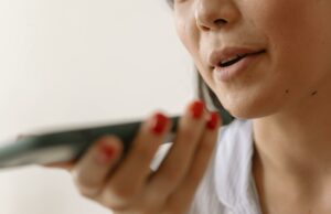 I messaggi vocali sostituiscono le telefonate, e l’interazione cambia faccia vocali