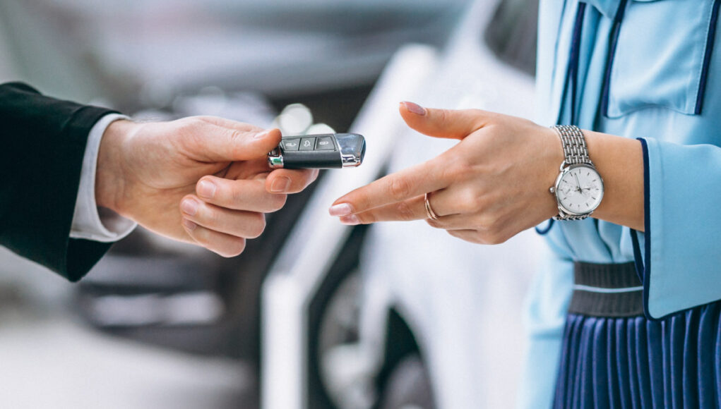 Female hands close up with car keys auto usate milano
