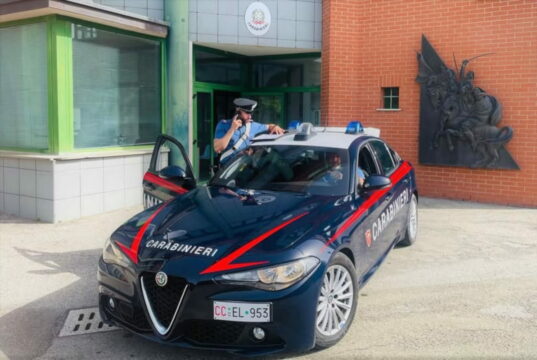 Vergato, con l’auto contro i manifestanti sventolando la bandiera italiana Vergato