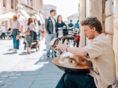 Come il busking moderno ridisegna il paesaggio sonoro urbano campane tibetane