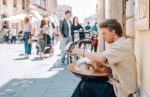 Come il busking moderno ridisegna il paesaggio sonoro urbano campane tibetane
