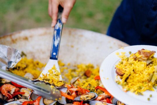 Una paella per Gaza: a Granarolo una cena solidale per il diritto allo studio paella per gaza