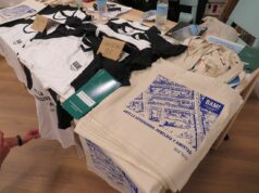 Il banchetto del merch: come band, festival e associazioni gestiscono la vendita ai live