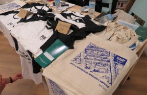 Il banchetto del merch: come band, festival e associazioni gestiscono la vendita ai live