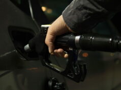 Caro carburante, elemosina di Big Oil o tassa sugli extraprofitti? Caro carburante
