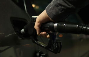 Caro carburante, elemosina di Big Oil o tassa sugli extraprofitti? Caro carburante