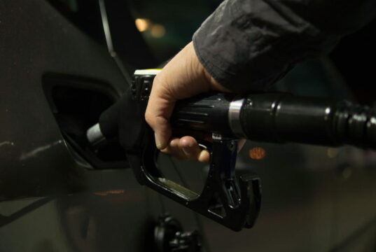 Caro carburante, elemosina di Big Oil o tassa sugli extraprofitti? Caro carburante